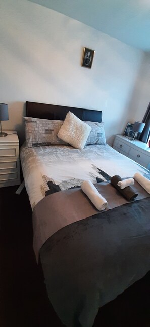 2 bedrooms, iron/ironing board, travel cot, free WiFi - Modern Apartment Minutes From Central London, UK (Swanscombe)