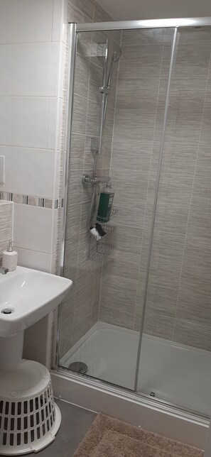 Apartment, 2 Queen Beds | Bathroom