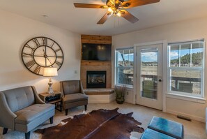 Smart TV, fireplace, DVD player, books - Town Home On The River. A/C. Views. Fish. Hot Springs. Walk To Town . (Pagosa Springs)