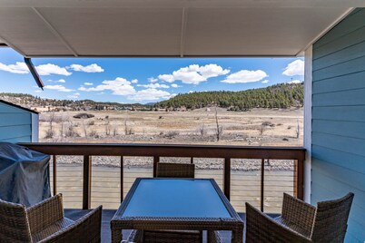 Town Home On The River. A/C. Views. Fish. Hot Springs. Walk To Town .