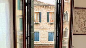 Une porte ouverte donnant sur un bâtiment sur lequel on peut lire l’inscription « Fondamenta Rio Marn ».