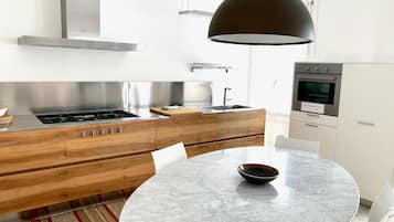 Appartement Design | Cuisine privée | Grand réfrigérateur, micro-ondes, four, plaque de cuisson