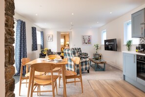 Dining - Hen Golchdy : Pet-Friendly 2‑Bed Cottage in Aberffraw | Managed by Anglesey Holiday Lettings (Aberffraw)
