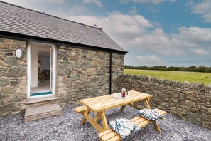 Outdoor dining - Hen Golchdy : Pet-Friendly 2‑Bed Cottage in Aberffraw | Managed by Anglesey Holiday Lettings (Aberffraw)