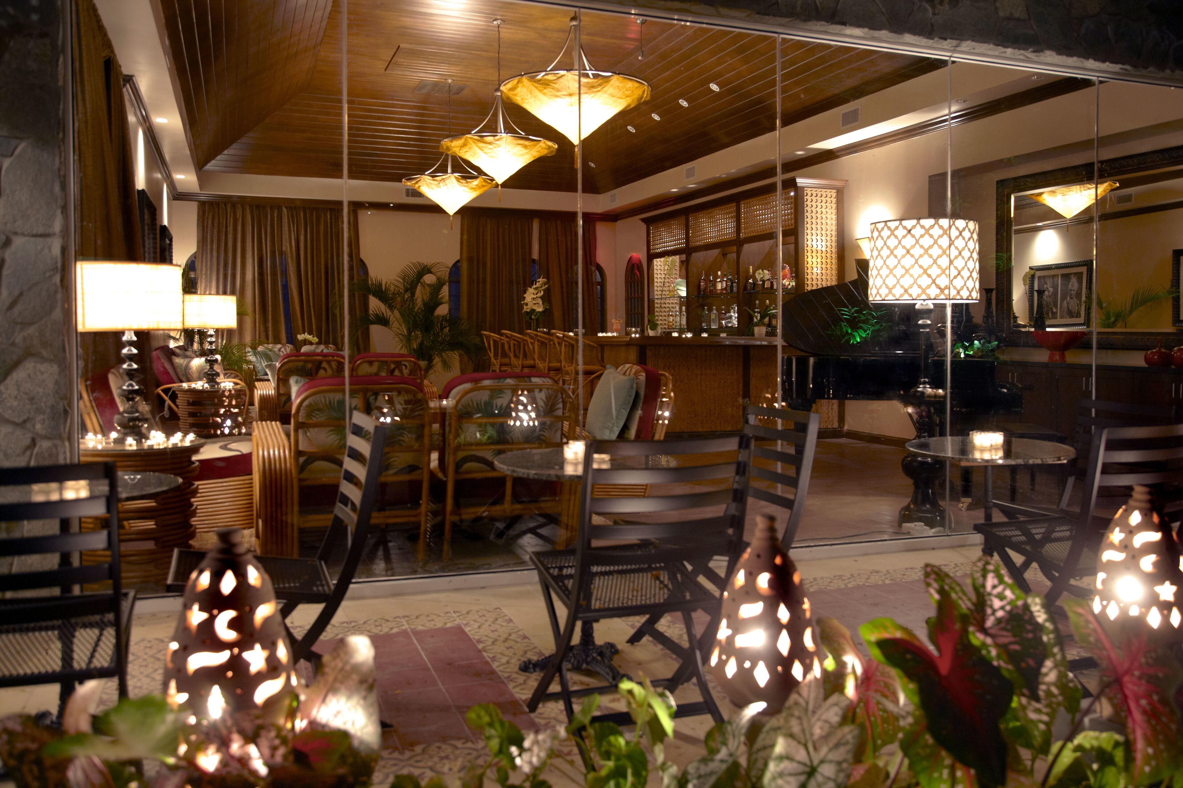 3 bars/lounges, piano bar