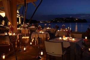 3 restaurants, breakfast served