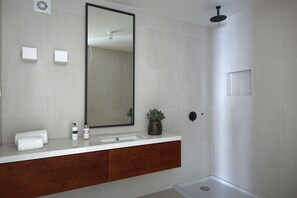 Ensemble douche/baignoire, sèche-cheveux, bidet, serviettes fournies