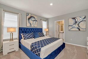 7 عدّة غرف نوم ومساحة عمل للكمبيوتر المحمول ومكواة/لوح كي وملاءات أسرّة