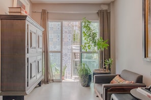 Departamento | Sala de estar | Smart TV de 42 pulgadas con canales por cable y televisión