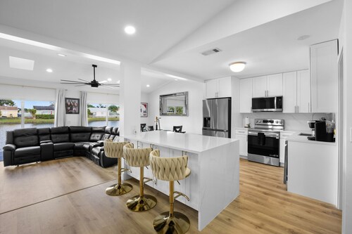 3 BDRM LAKE HOUSE OF BOCA RATON HEATED POOL TIKI HUT AND GOLFING PUTTING GREEN