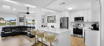 3 BDRM LAKE HOUSE OF BOCA RATON HEATED POOL TIKI HUT AND GOLFING PUTTING GREEN