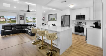 3 BDRM LAKE HOUSE OF BOCA RATON HEATED POOL TIKI HUT AND GOLFING PUTTING GREEN