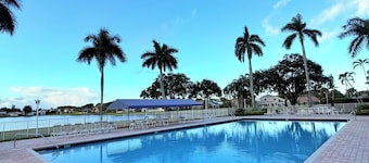 3 BDRM LAKE HOUSE OF BOCA RATON HEATED POOL TIKI HUT AND GOLFING PUTTING GREEN