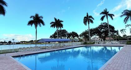 3 BDRM LAKE HOUSE OF BOCA RATON HEATED POOL TIKI HUT AND GOLFING PUTTING GREEN