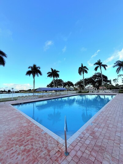 3 BDRM LAKE HOUSE OF BOCA RATON HEATED POOL TIKI HUT AND GOLFING PUTTING GREEN