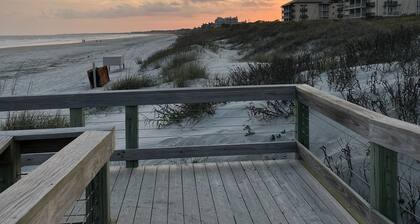 1 Bedroom Villa with private screened in porch and short walk to the beach!