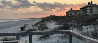 1 Bedroom Villa with private screened in porch and short walk to the beach!