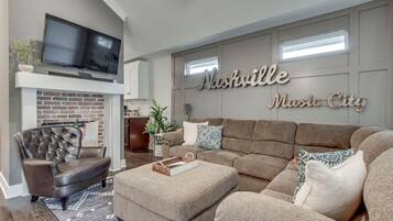 Una televisión, un reproductor estéreo, una oficina