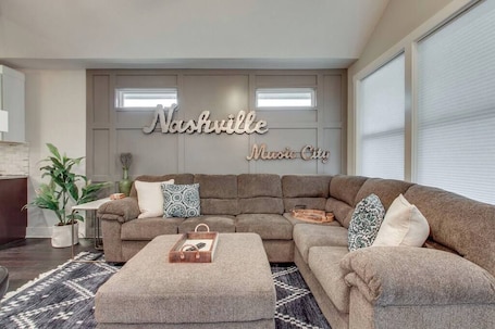 TV, stereo, offices. Spacious Home 2 Miles From Broadway!