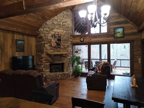 Téléviseur connecté, foyer, table de ping-pong, livres