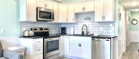 Réfrigérateur, micro-ondes, four, plaque de cuisson