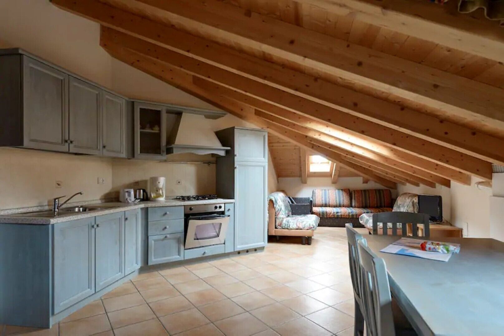 Kjøleskap, ovn, kokeplater og kaffetrakter/tekoker