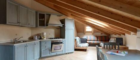 Kjøleskap, ovn, kokeplater og kaffetrakter/tekoker