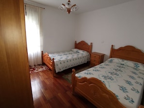 4 quartos, ferros/tábuas de passar roupa, Wi-Fi de cortesia