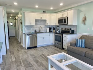 Refrigerador, microondas, horno y parrilla de estufa 