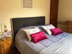 4 Schlafzimmer, Schreibtisch, Bügeleisen/Bügelbrett, Reisekinderbett