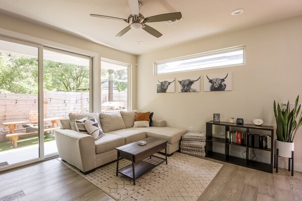 Smart TV, offices - Eastside Escape *backyard games, Walk to Bars, Brews & Good Eats* (Austin)