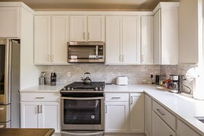 Fridge, microwave, oven, stovetop - Eastside Escape *backyard games, Walk to Bars, Brews & Good Eats* (Austin)