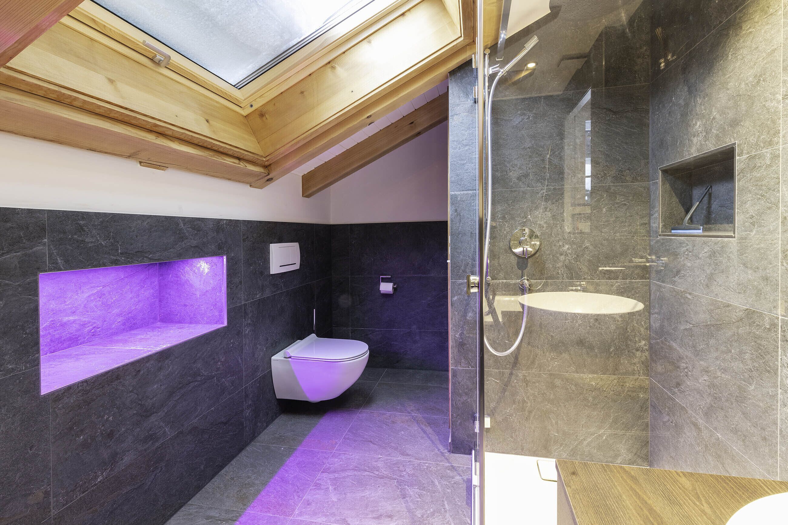 Badewanne, Whirlpool, Haartrockner, Hausschuhe