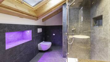 Badewanne, Whirlpool, Haartrockner, Hausschuhe