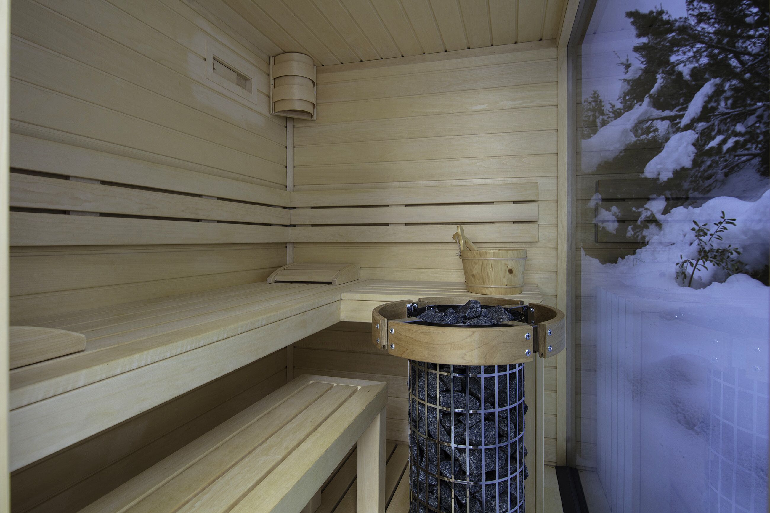 Una sauna con bancos de madera y un calentador de piedra.