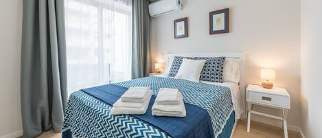 Bureau, accès Internet, draps fournis