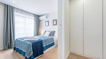 Skrivebord, internetforbindelse, sengetøj