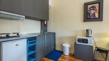 Réfrigérateur, micro-ondes, cafetière/bouilloire