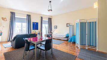 Bureau, accès Internet, draps fournis