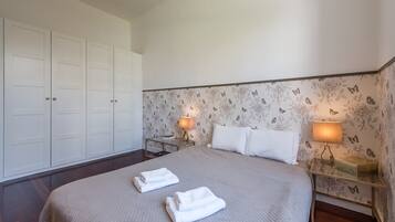 1 bedroom, desk, internet, bed sheets