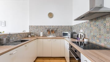 Coffee/tea maker, highchair