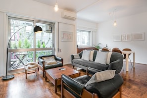 TV - GuestReady - The Hackberry (Porto)