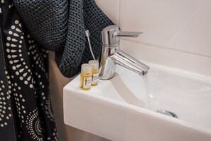 シャワー、ヘアドライヤー、タオル、石鹸