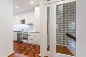 Fridge, oven, dishwasher, coffee/tea maker - GuestReady - The Hackberry (Porto)