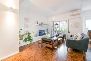 TV - GuestReady - The Hackberry (Porto)