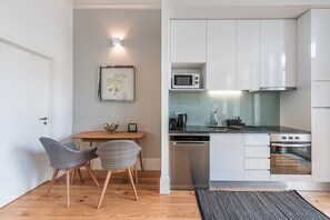 Fridge, microwave, oven, stovetop - GuestReady - Seaside getaway in Porto (Porto)
