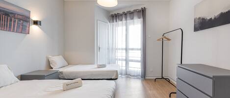 3 soverom, skrivebord, internettilgang og sengetøy