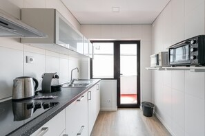 Kühlschrank, Mikrowelle, Herdplatte, Wasserkocher mit Kaffee-/Teezubehör