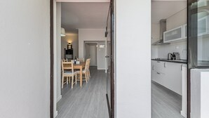 Una cocina moderna con armarios blancos y un microondas integrado.