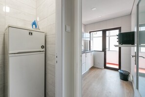 Kühlschrank, Mikrowelle, Herdplatte, Wasserkocher mit Kaffee-/Teezubehör